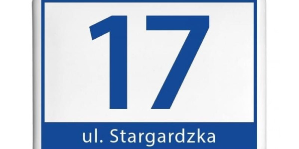 Ile kosztuje tabliczka adresowa? Przegląd cen i co wpływa na koszt wykonania