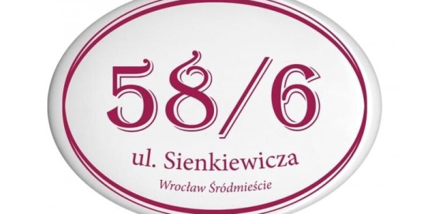 Tabliczka z numerem domu czy z nazwą ulicy – co jest lepsze?