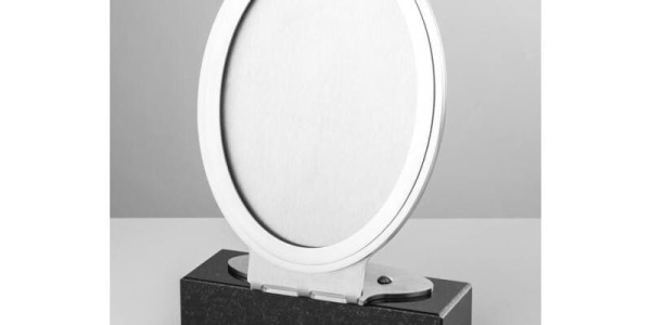 Jak dobrać ramkę do zdjęcia nagrobkowego? Przewodnik po stylach: od włoskiej elegancji po polską klasykę